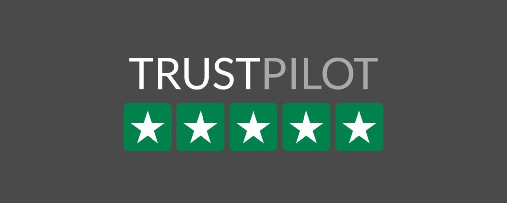 Logo af trustpilot med fem grønne stjerner under sig på en grå baggrund.