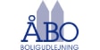 Logo for abo boligudlejning med bogstaverne "abo" i blåt med en stiliseret gengivelse af bygninger og en blå cirkel over.