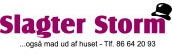 Logo af "slagter storm" med magenta tekst, sætningen "...ogsa mad ud af huset" i sort, og et telefonnummer. et sort hat-ikon er til højre.