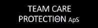 Logo med teksten 'team care protection' med hvide bogstaver på sort baggrund, med ordet 'protection' understreget og 'aps' i subscript.