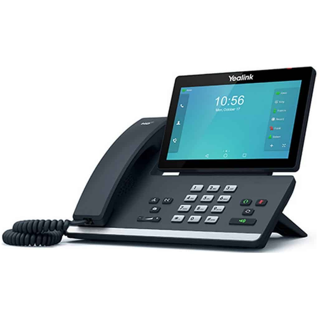 En moderne Yealink T56A IP-telefon med en stor berøringsskærm, numerisk tastatur og kablet håndsæt, isoleret på en hvid baggrund.