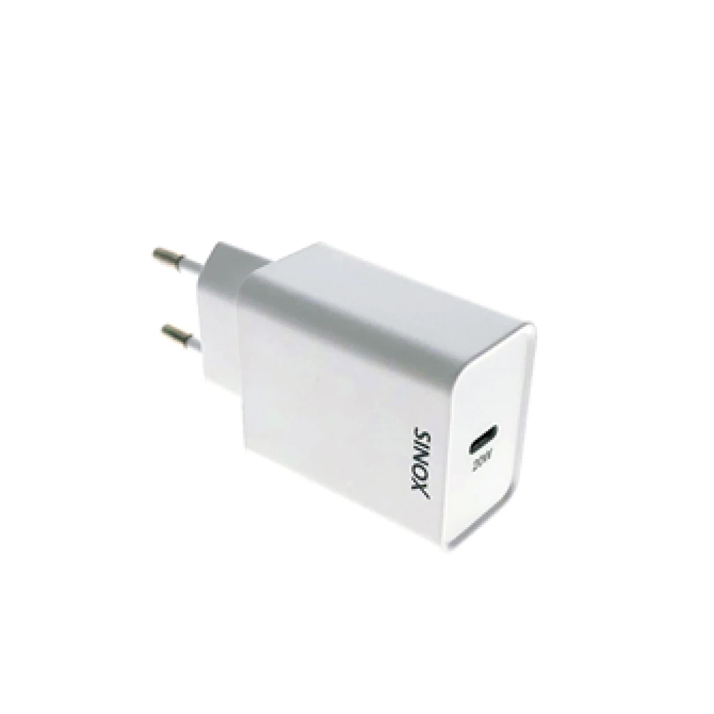 Hvid Sinox One 230V USB C oplader. 3,0A. Hvid med europæisk stik på en lysegrøn baggrund.