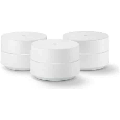Tre hvide cylindriske Google Wifi 2021 3-Pack, Hvid-routere med minimalistisk design på en almindelig baggrund.