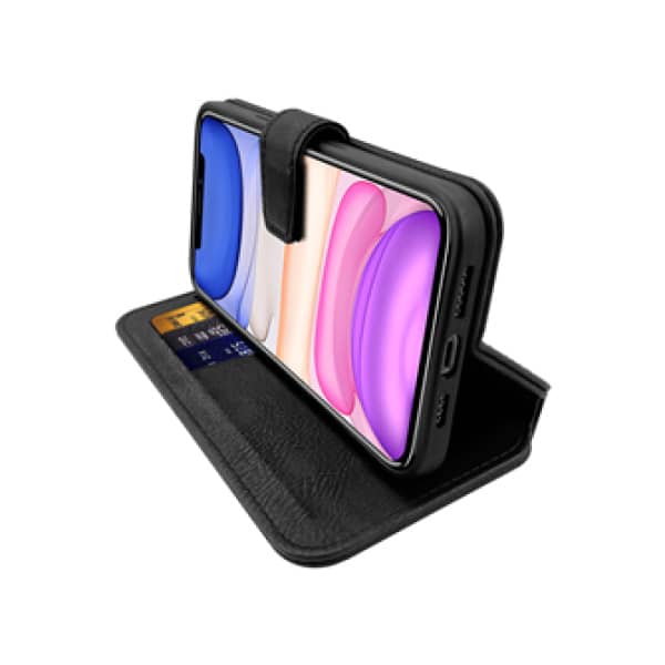 Et Håndlavet Premium beskyttelsescover til iPhones i et pungetui i sort læder, der viser en farverig skærm, med et kreditkort gemt indeni.