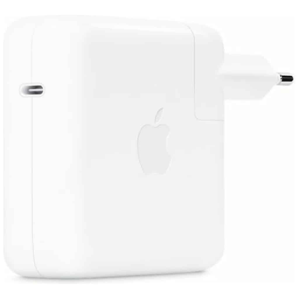 Hvid Apple-strømadapter, USB-C, 67W isoleret på en hvid baggrund.