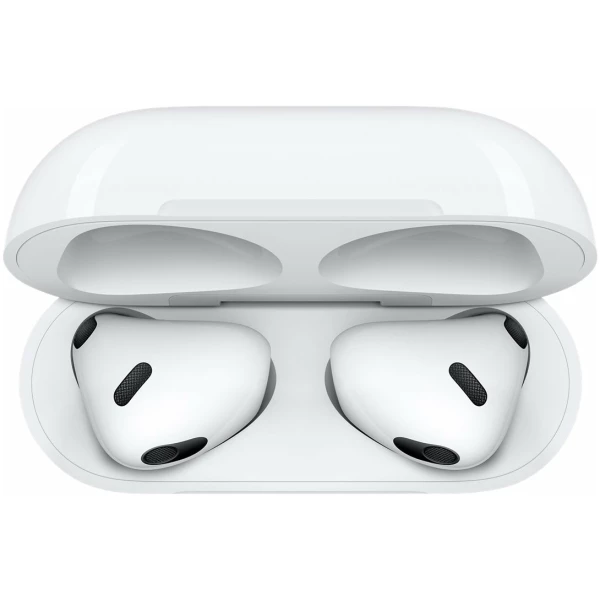 Apple AirPods, 3.gen trådløse øretelefoner inde i en åben opladningsetui, set fra oven på en hvid baggrund.