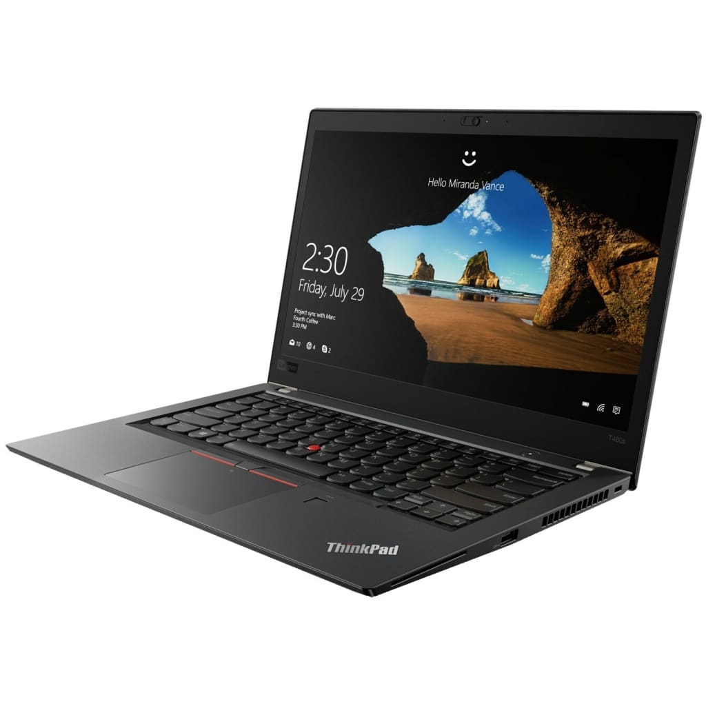 En bærbar Lenovo Thinkpad T480s, der er vinklet for at vise dens skærm, der viser et tapet af en strand og dets sorte tastatur med røde accenter.