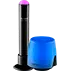 En realistisk illustration af en blå genbrugsspand ved siden af en sort pullert med en lyserød lysende top på en grøn baggrund.