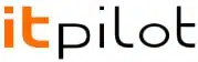 Logo for "itpilot" med små bogstaver, med "it" i sort og "pilot" i gråt, accentueret af en orange kurve over "i"et i "pilot".