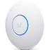 En lille, rund smart termostat med en lysende blå ring på en hvid baggrund.