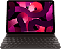 En bærbar computer med et levende abstrakt lilla og pink tapet vist på skærmen, sat på et mørkt tastatur med en synlig pegeplade.