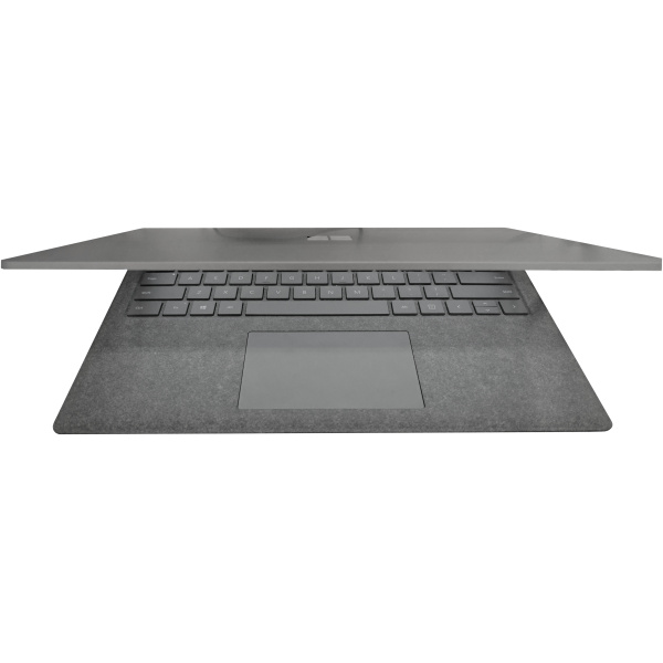 Set ovenfra af en Microsoft Surface Laptop 1Gen, 13,5", 8GB, 256GB, Win11 Pro med et sort tastatur og pegefelt på en solid grøn baggrund.