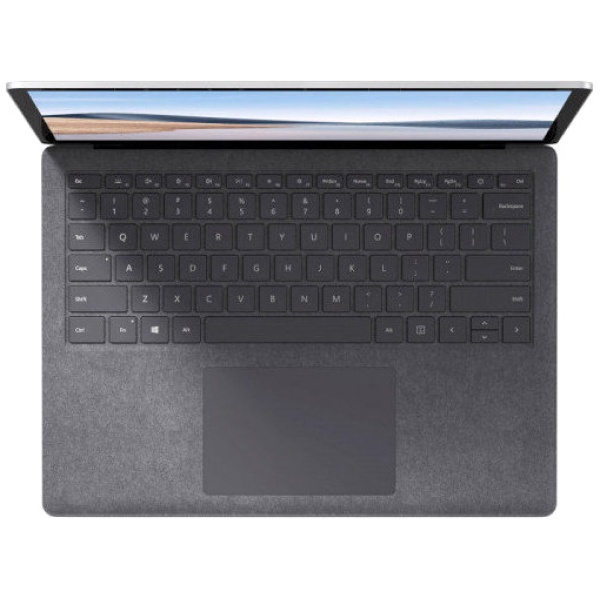 Set ovenfra og ned af en åben Microsoft Surface Laptop 1Gen, 13,5", 8GB, 256GB, Win11 Pro, der viser tastatur og touchpad.
