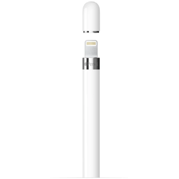 En Apple Pencil 1. generation med hætten fjernet, hvilket afslører Lightning-stikket. Kasketten svæver lige over blyanten mod en hvid baggrund.