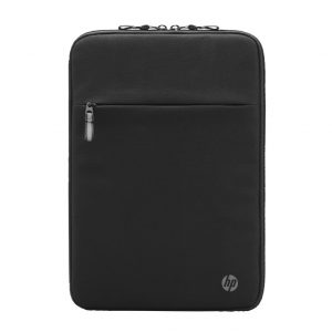 Sort HP-sleeve til bærbar computer med lynlåslomme foran, lukkede lynlåse øverst og HP-logo i nederste højre hjørne, fotograferet mod en hvid baggrund.